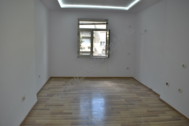 Ambient zyre me qira prane Librit Universitar ne Tirane